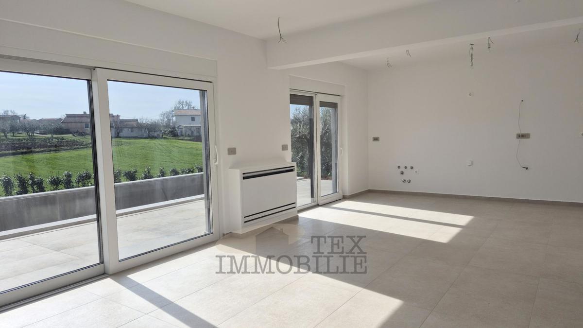 Luksuzna moderna vila z bazenom na mirni lokaciji, 7 km od Poreča in morja