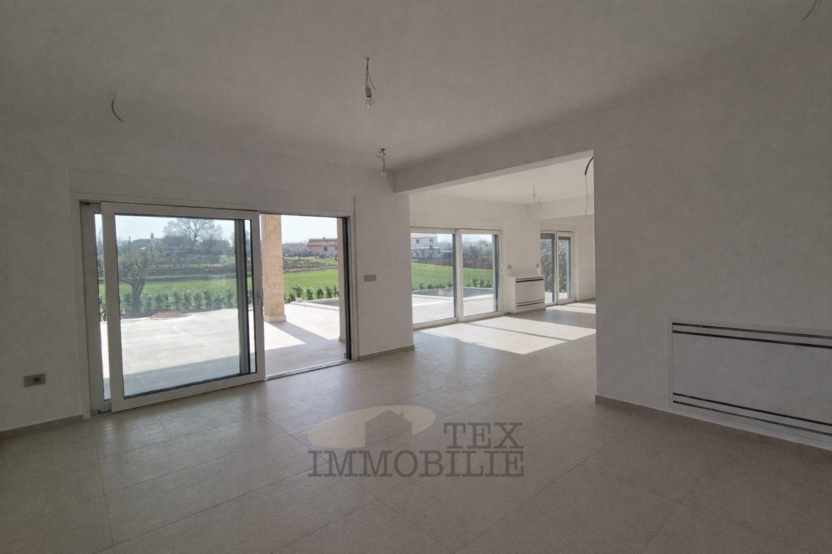 Luksuzna moderna vila z bazenom na mirni lokaciji, 7 km od Poreča in morja