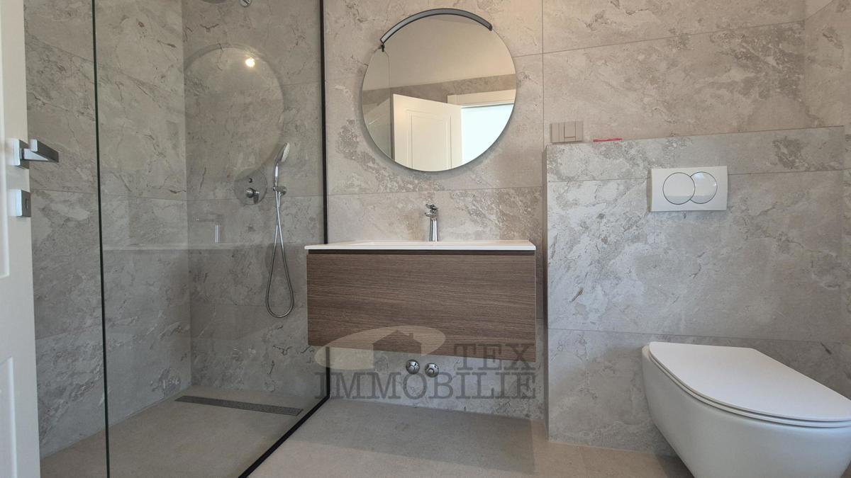 Luksuzna moderna vila z bazenom na mirni lokaciji, 7 km od Poreča in morja