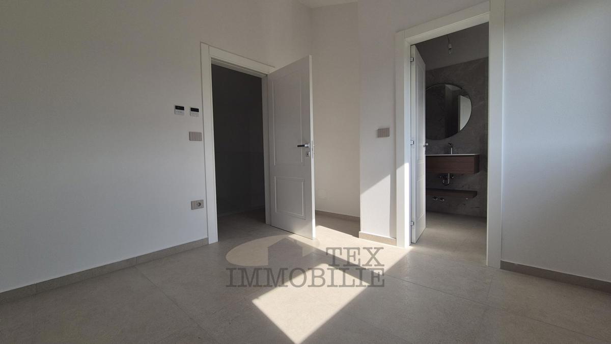 Luksuzna moderna vila z bazenom na mirni lokaciji, 7 km od Poreča in morja