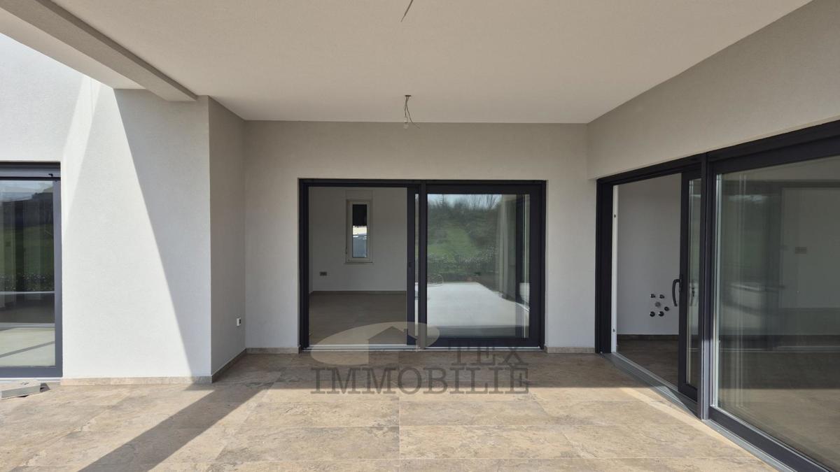 Luksuzna moderna vila z bazenom na mirni lokaciji, 7 km od Poreča in morja