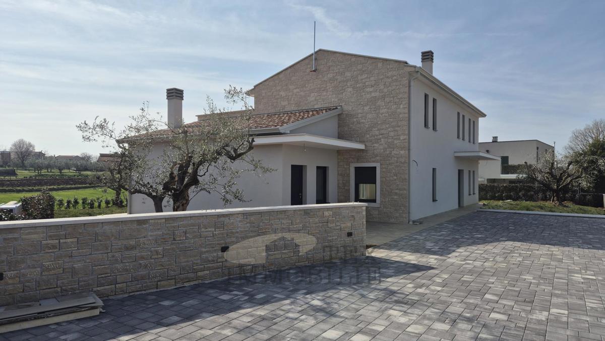 Luksuzna moderna vila z bazenom na mirni lokaciji, 7 km od Poreča in morja