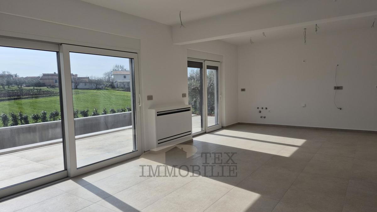 Luksuzna moderna vila z bazenom na mirni lokaciji, 7 km od Poreča in morja