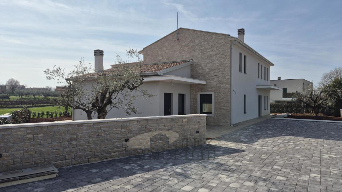 Luksuzna moderna vila z bazenom na mirni lokaciji, 7 km od Poreča in morja