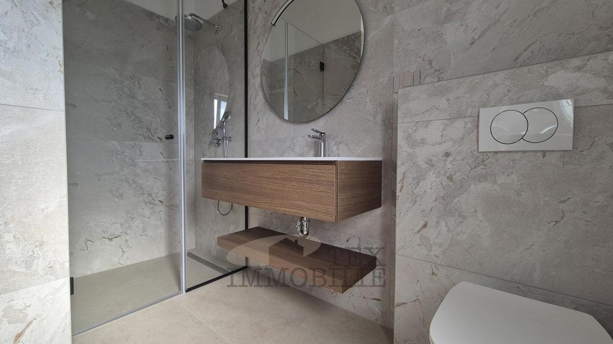 Luksuzna moderna vila z bazenom na mirni lokaciji, 7 km od Poreča in morja