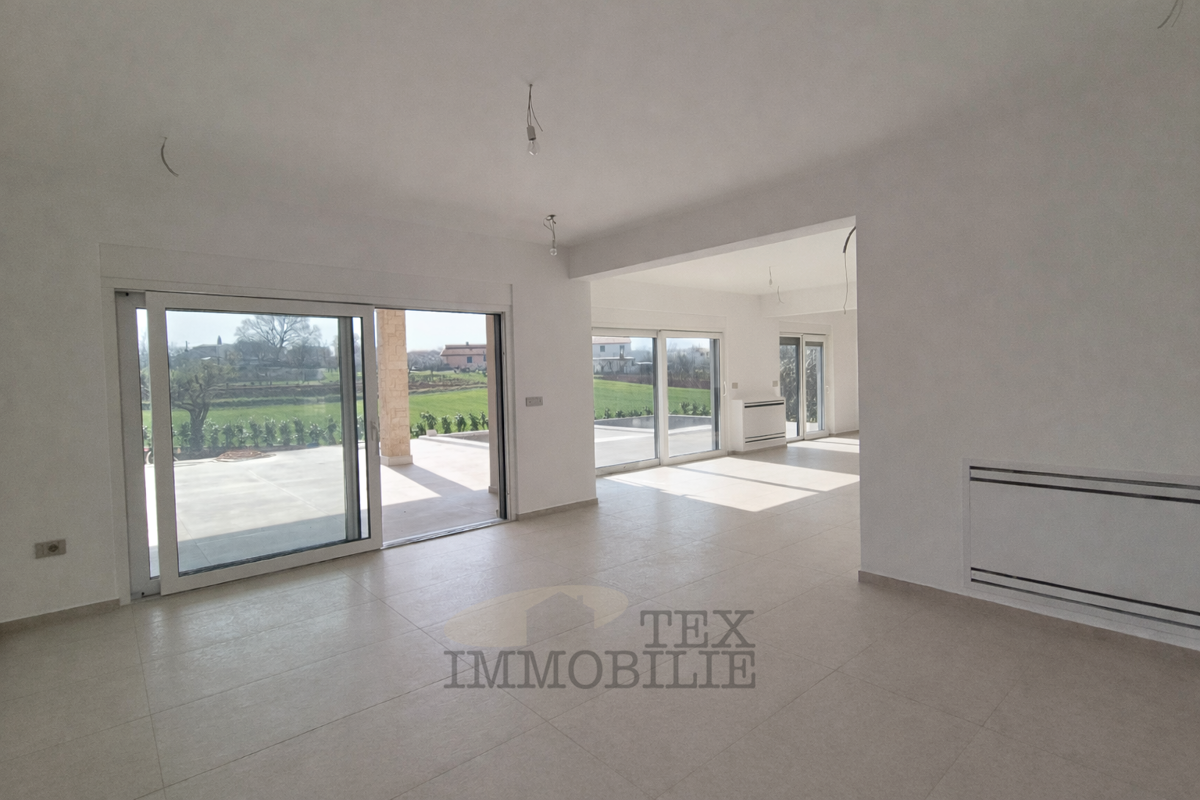 Luksuzna moderna vila z bazenom na mirni lokaciji, 7 km od Poreča in morja