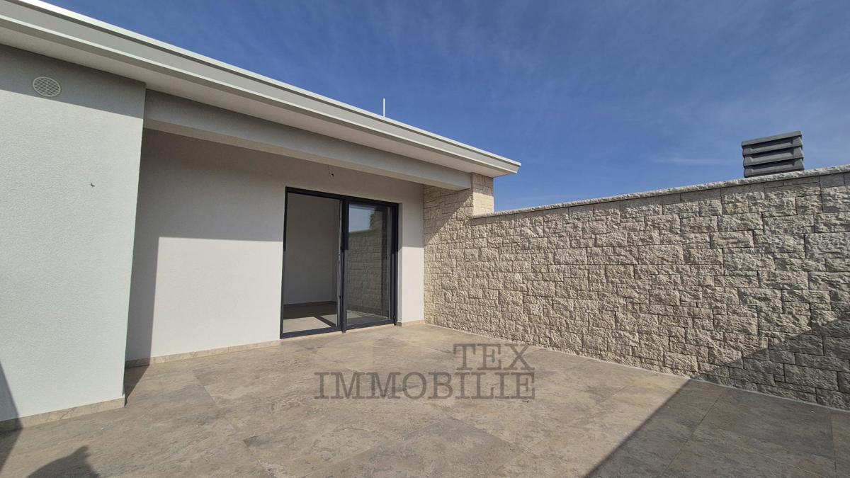 Luksuzna moderna vila z bazenom na mirni lokaciji, 7 km od Poreča in morja