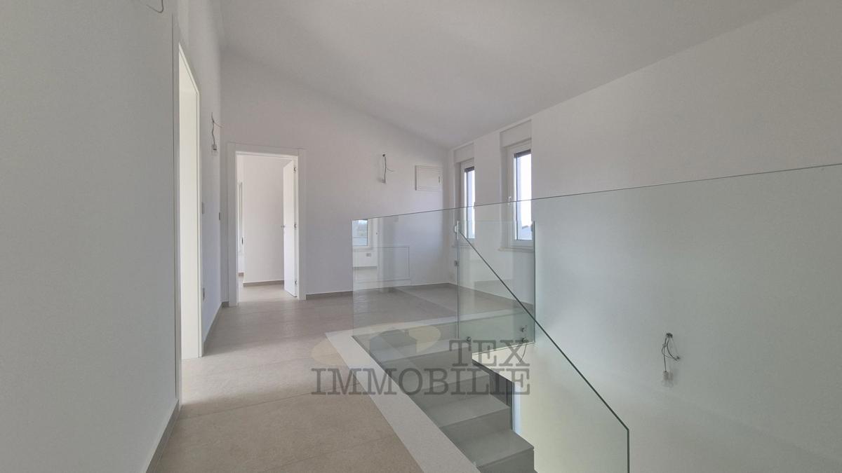 Luksuzna moderna vila z bazenom na mirni lokaciji, 7 km od Poreča in morja