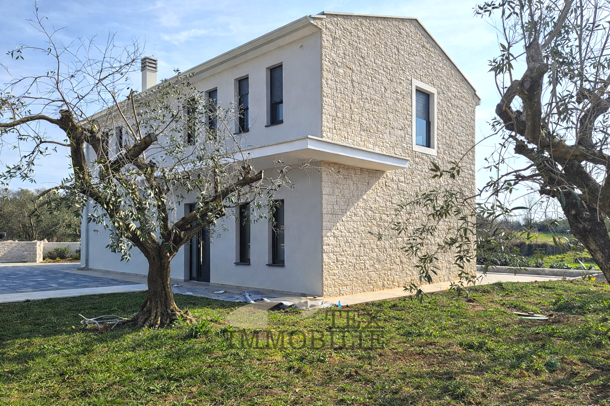 Luksuzna moderna vila z bazenom na mirni lokaciji, 7 km od Poreča in morja