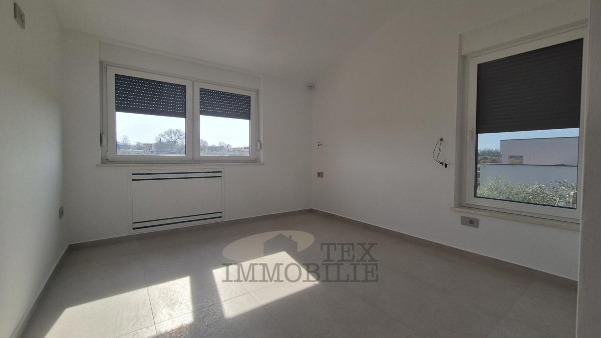 Luksuzna moderna vila z bazenom na mirni lokaciji, 7 km od Poreča in morja