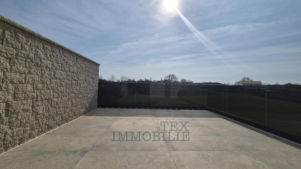 Luksuzna moderna vila z bazenom na mirni lokaciji, 7 km od Poreča in morja