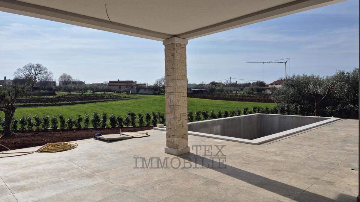 Luksuzna moderna vila z bazenom na mirni lokaciji, 7 km od Poreča in morja