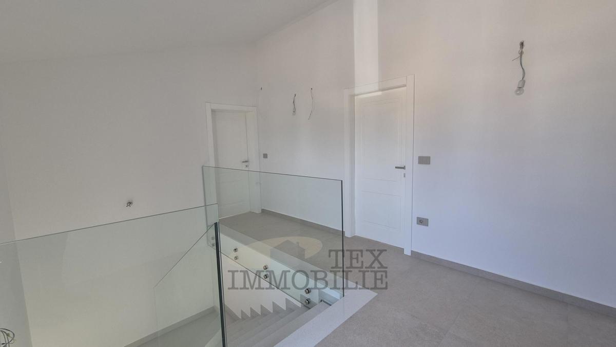 Luksuzna moderna vila z bazenom na mirni lokaciji, 7 km od Poreča in morja