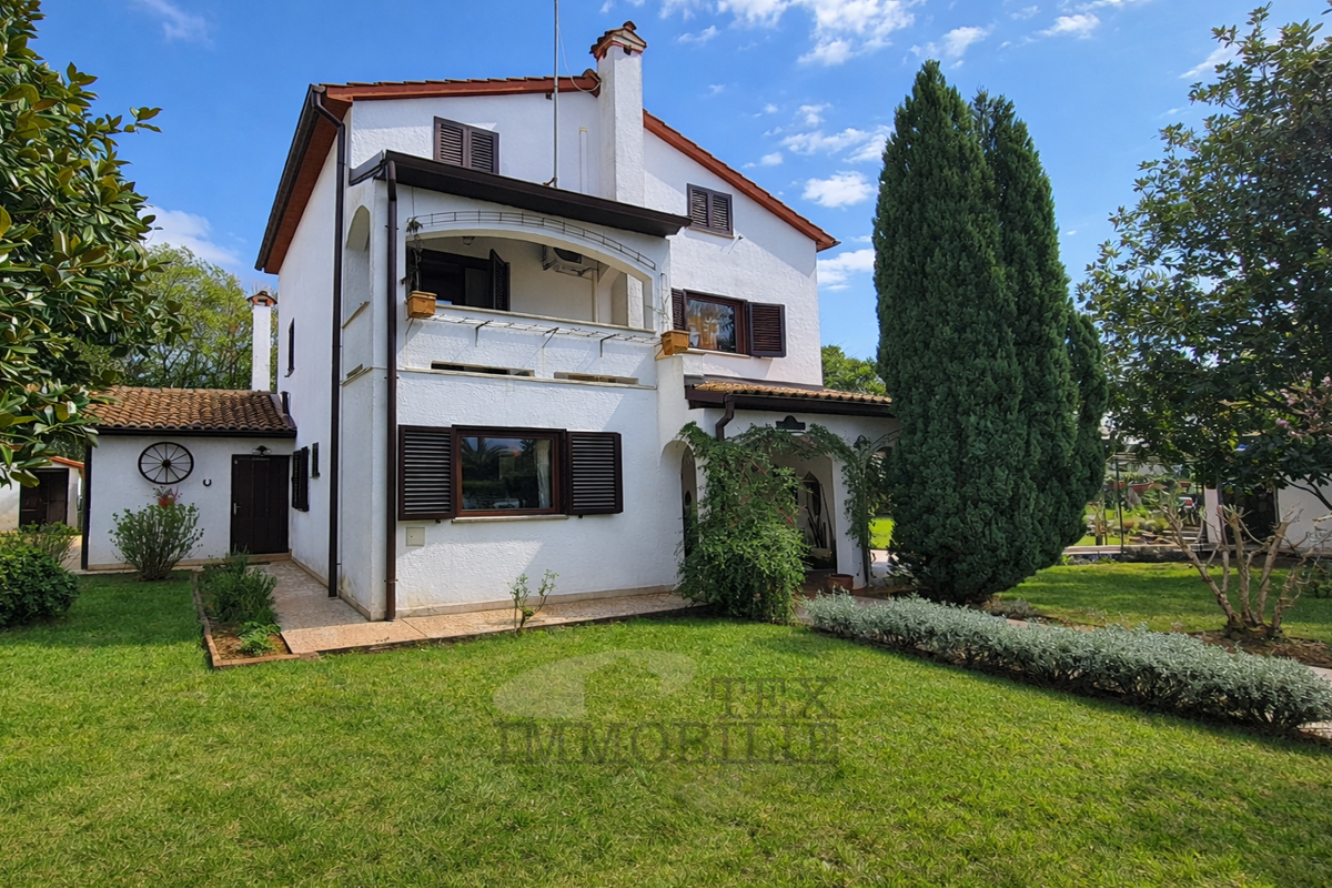 Prostorna družinska hiša 6 km od Poreča