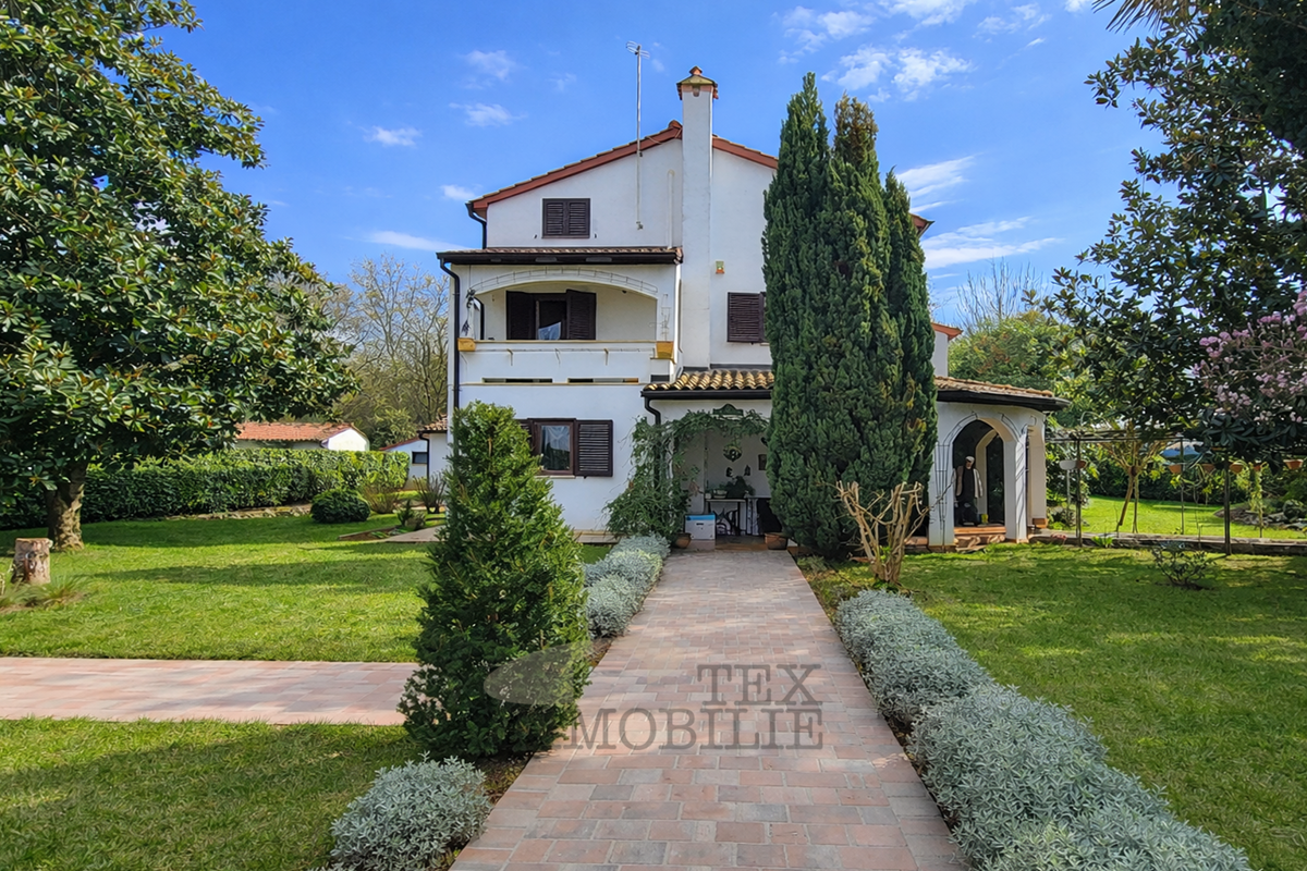 Prostorna družinska hiša 6 km od Poreča