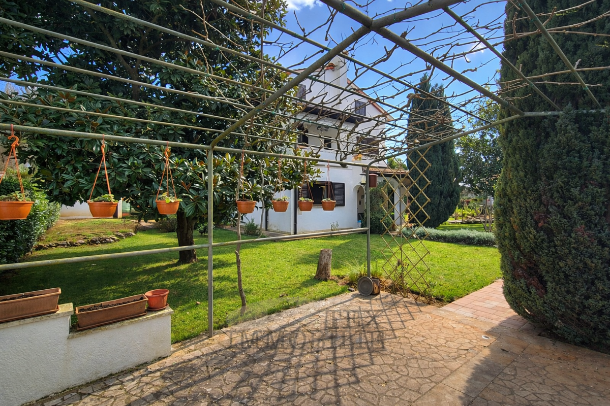 Prostorna družinska hiša 6 km od Poreča