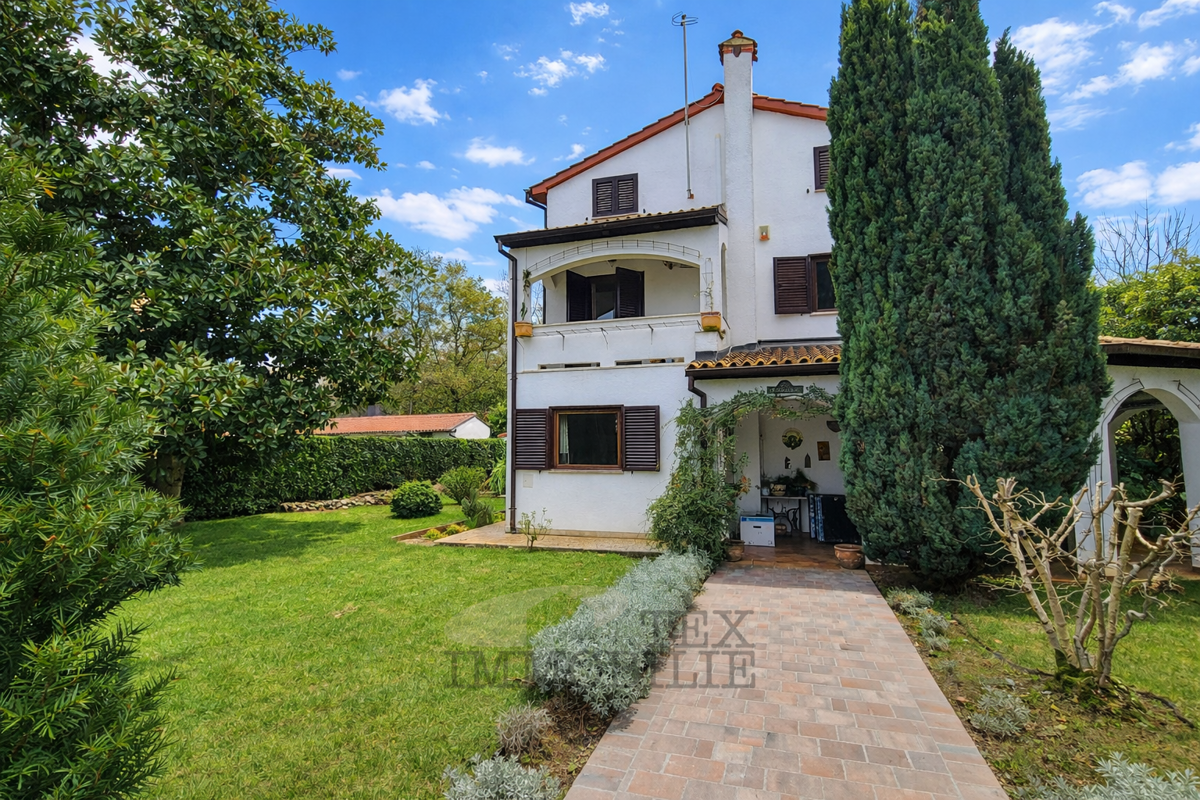 Prostorna družinska hiša 6 km od Poreča