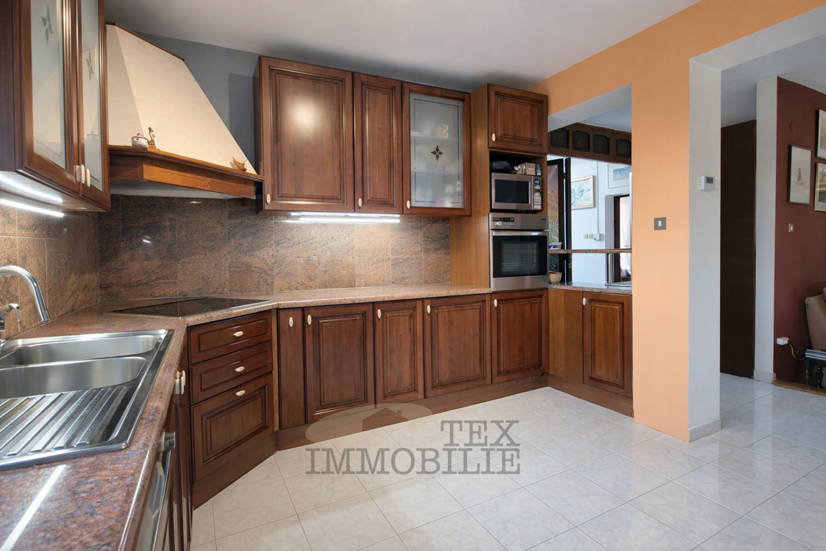 Prostorna družinska hiša 6 km od Poreča