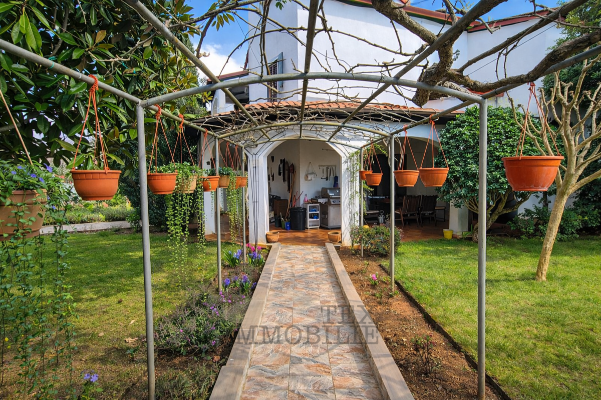 Prostorna družinska hiša 6 km od Poreča