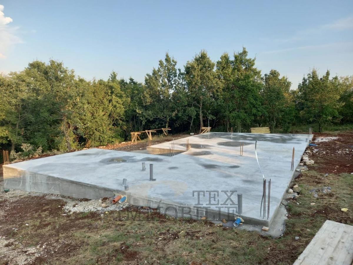 Gradbeno zemljišče z gradbenim dovoljenjem v okolici Višnjana