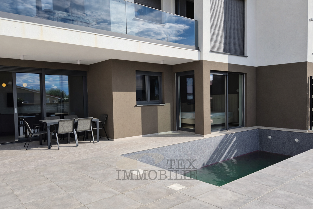 Poreč - Apartma z bazenom in tremi spalnicami