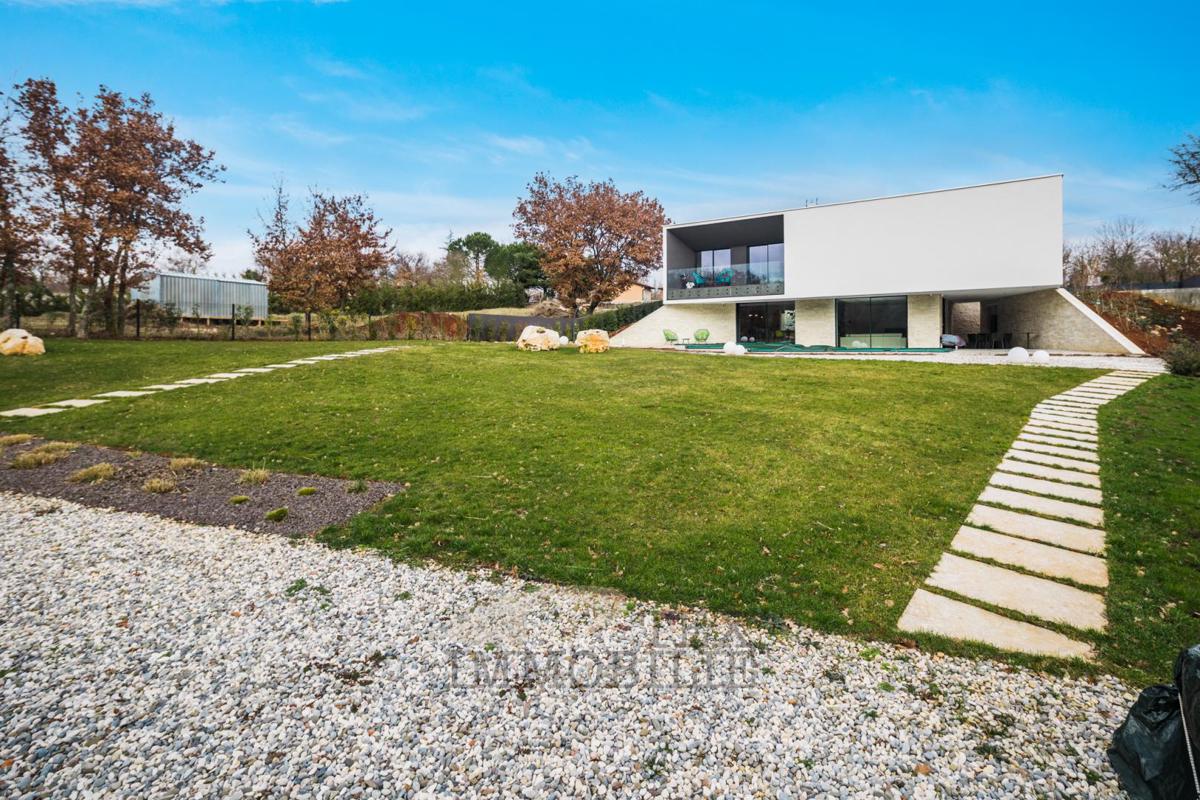 Edinstvena vila, ki pleni pozornost s svojim modernim dizajnom in subtilno eleganco