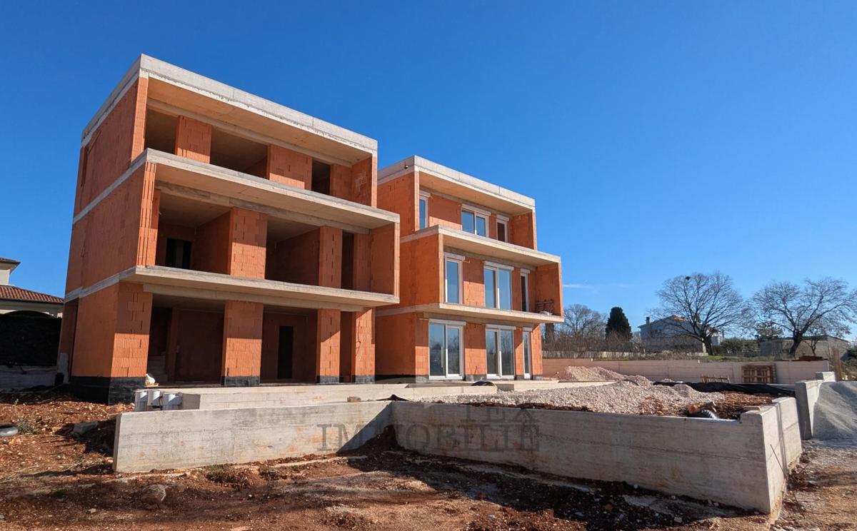 Poreč, dvojček z bazenom 8 km od morja