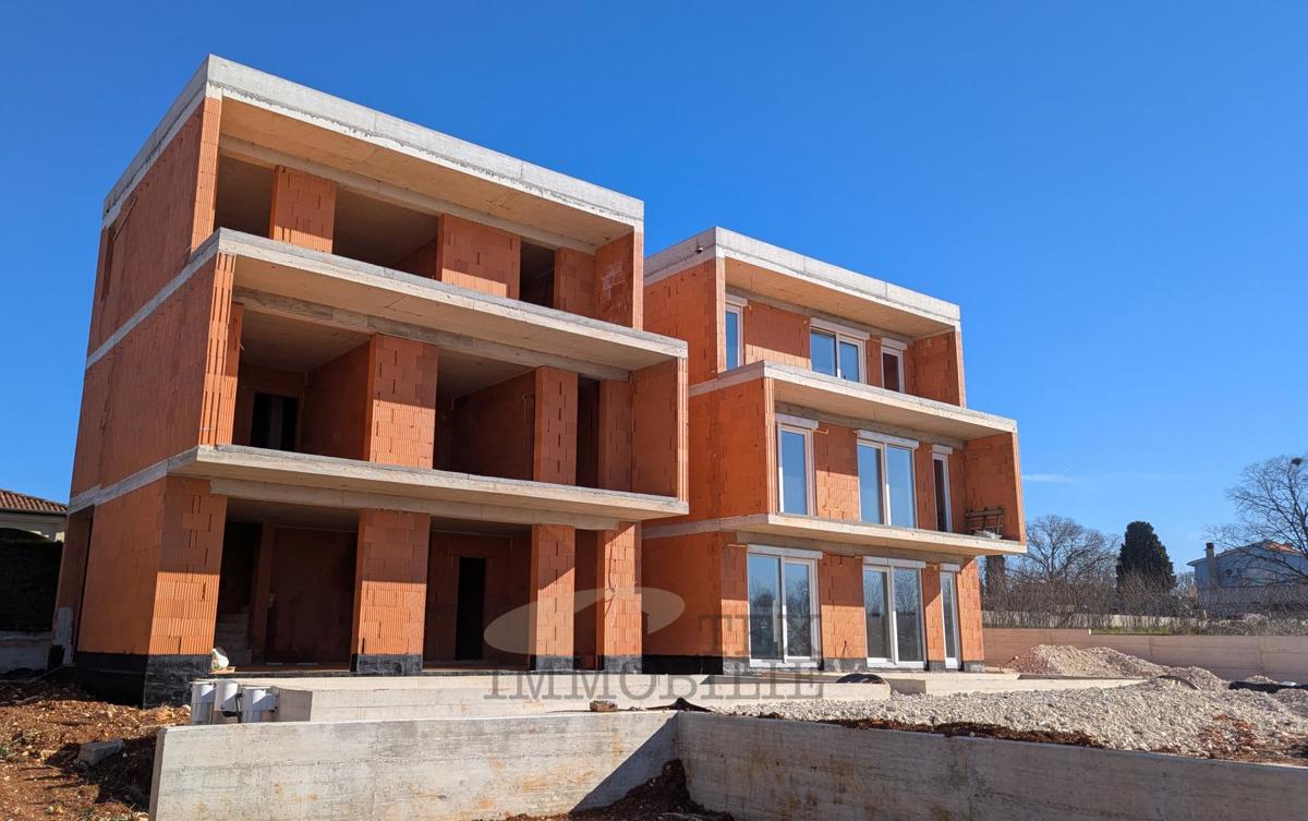 Poreč, dvojček z bazenom 8 km od morja