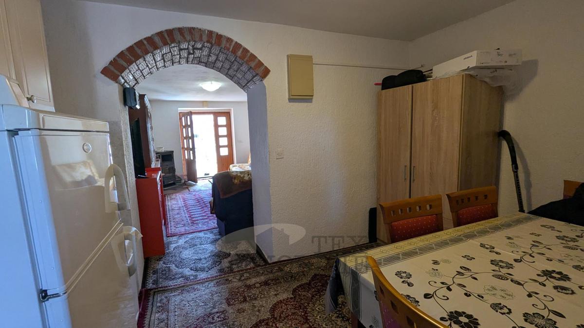 Vrstna hiša z dvema stanovanjskima enotama, 10km od Poreča