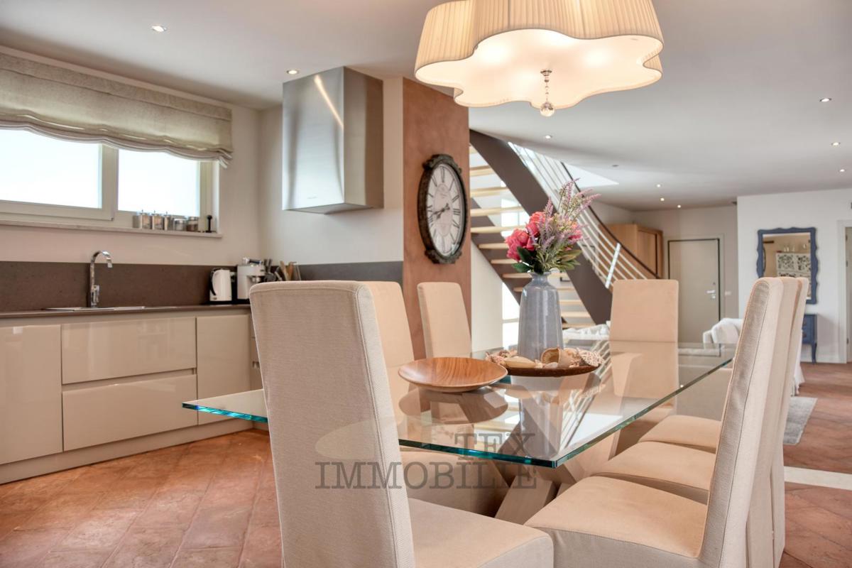 Luksuzna vila z bazenom in ločenim apartmajem 1300 m od morja