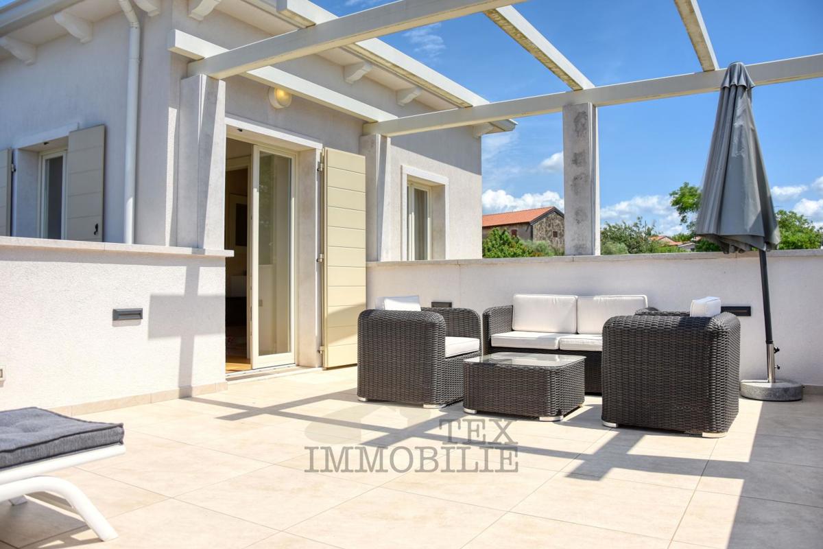 Luksuzna vila z bazenom in ločenim apartmajem 1300 m od morja