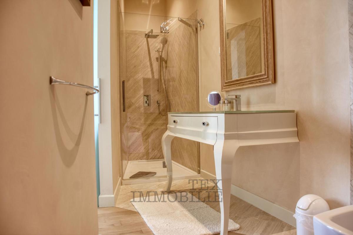 Luksuzna vila z bazenom in ločenim apartmajem 1300 m od morja