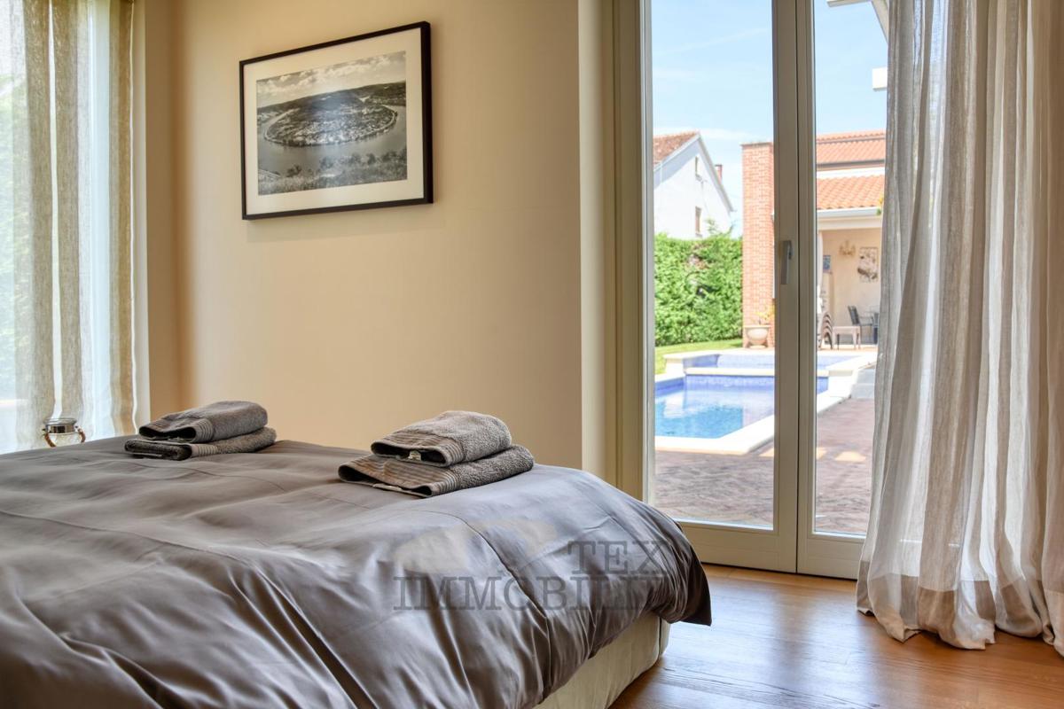 Luksuzna vila z bazenom in ločenim apartmajem 1300 m od morja