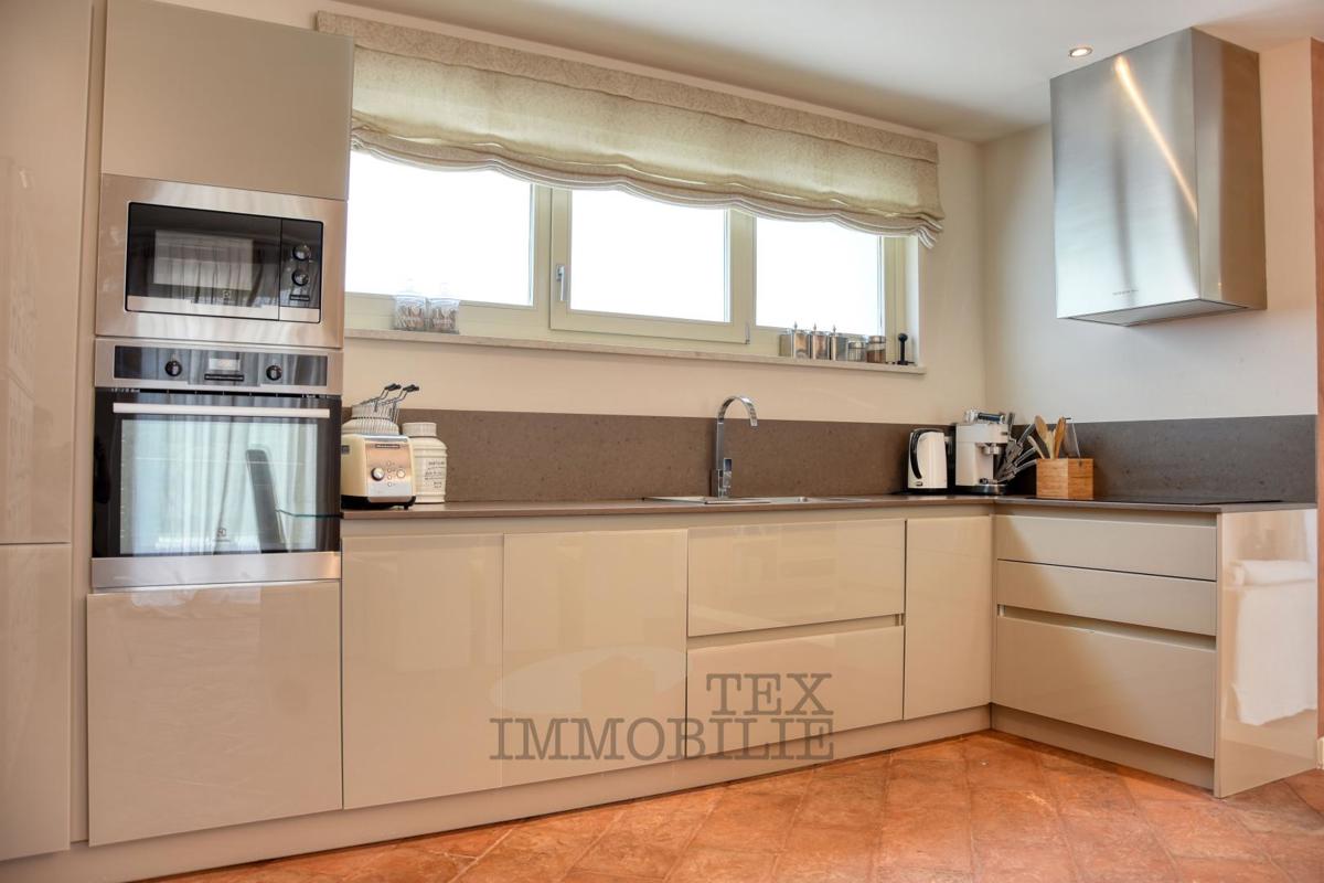 Luksuzna vila z bazenom in ločenim apartmajem 1300 m od morja