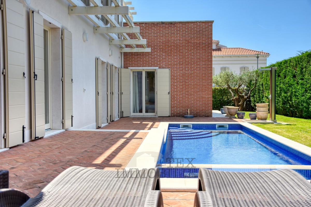 Luksuzna vila z bazenom in ločenim apartmajem 1300 m od morja