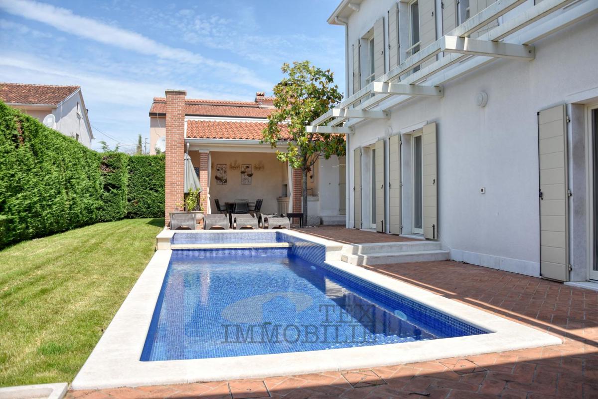 Luksuzna vila z bazenom in ločenim apartmajem 1300 m od morja