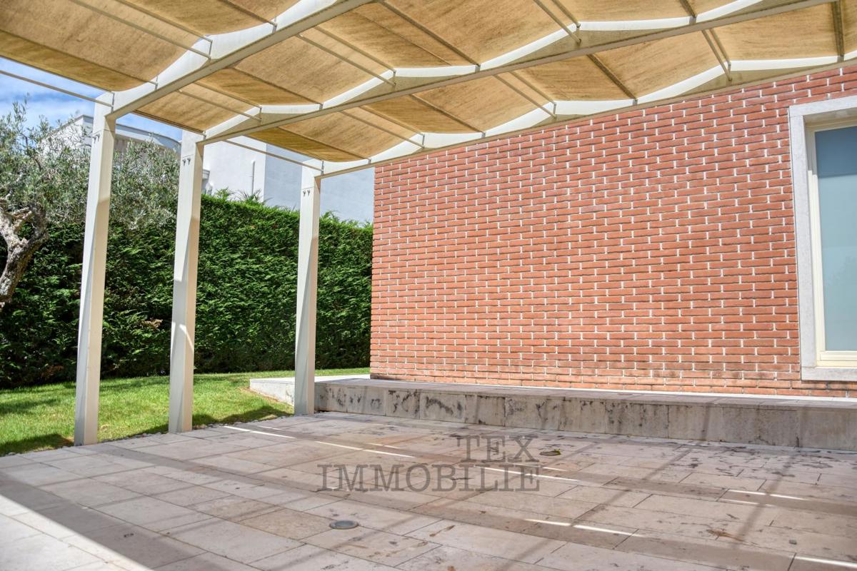 Luksuzna vila z bazenom in ločenim apartmajem 1300 m od morja