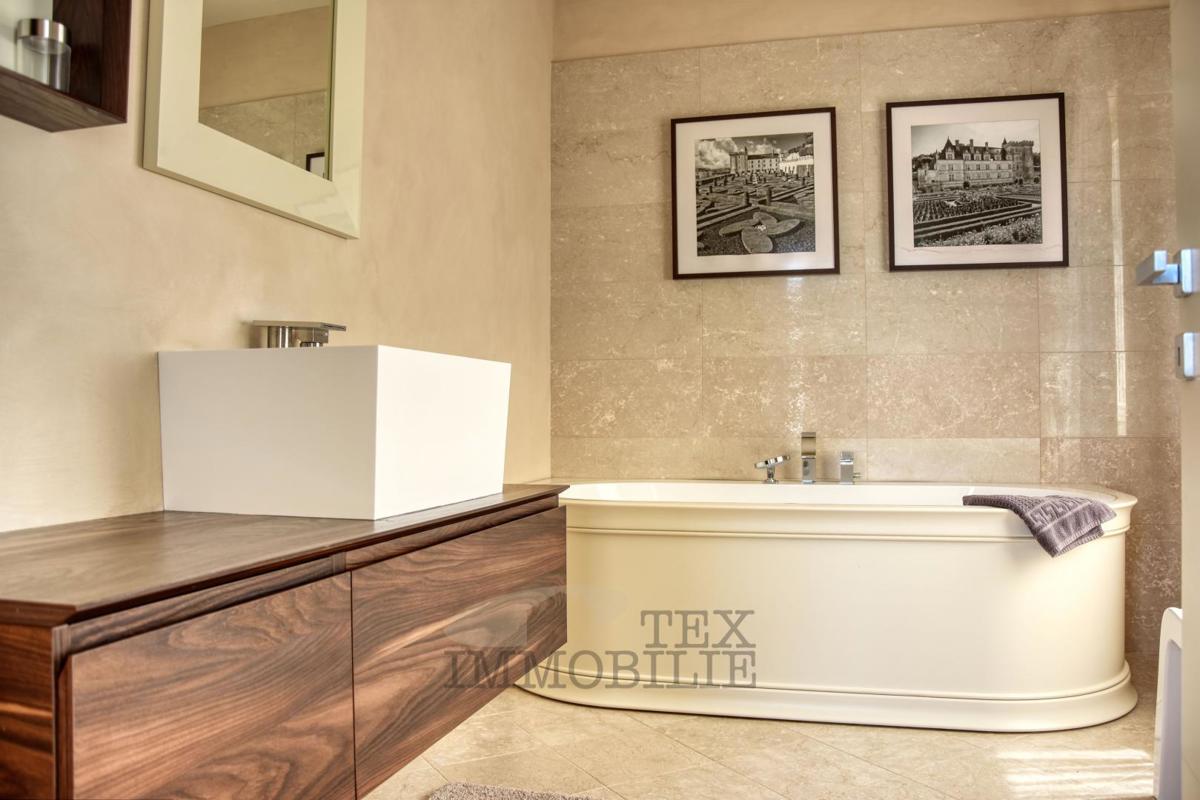 Luksuzna vila z bazenom in ločenim apartmajem 1300 m od morja