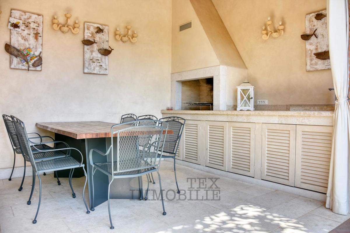 Luksuzna vila z bazenom in ločenim apartmajem 1300 m od morja