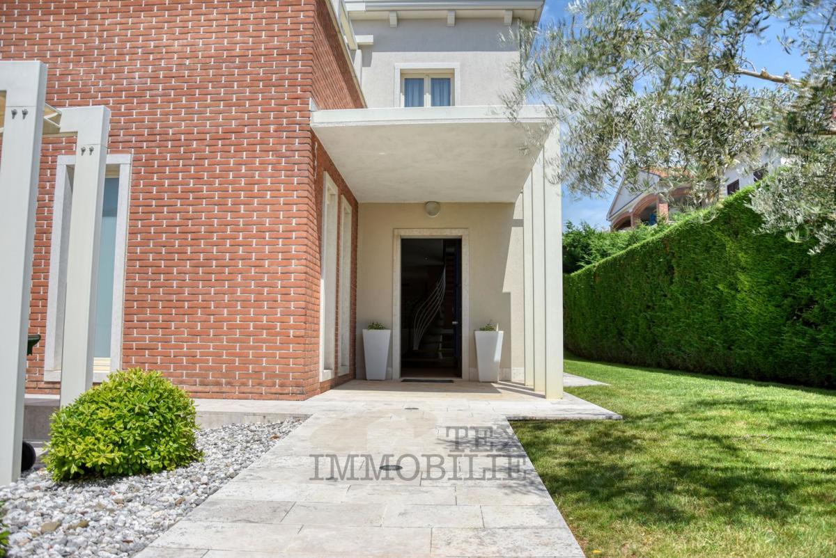 Luksuzna vila z bazenom in ločenim apartmajem 1300 m od morja