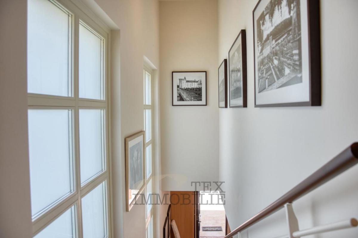 Luksuzna vila z bazenom in ločenim apartmajem 1300 m od morja