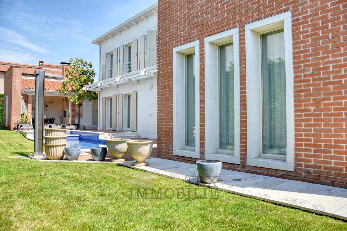 Luksuzna vila z bazenom in ločenim apartmajem 1300 m od morja