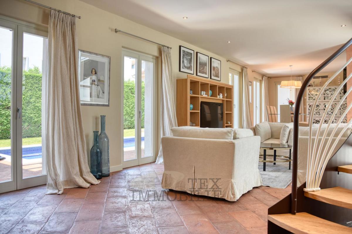 Luksuzna vila z bazenom in ločenim apartmajem 1300 m od morja