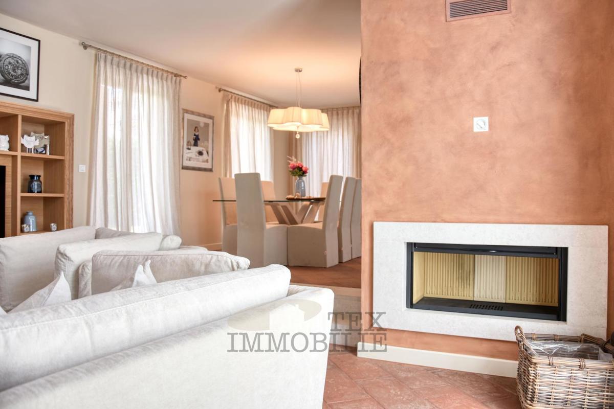 Luksuzna vila z bazenom in ločenim apartmajem 1300 m od morja
