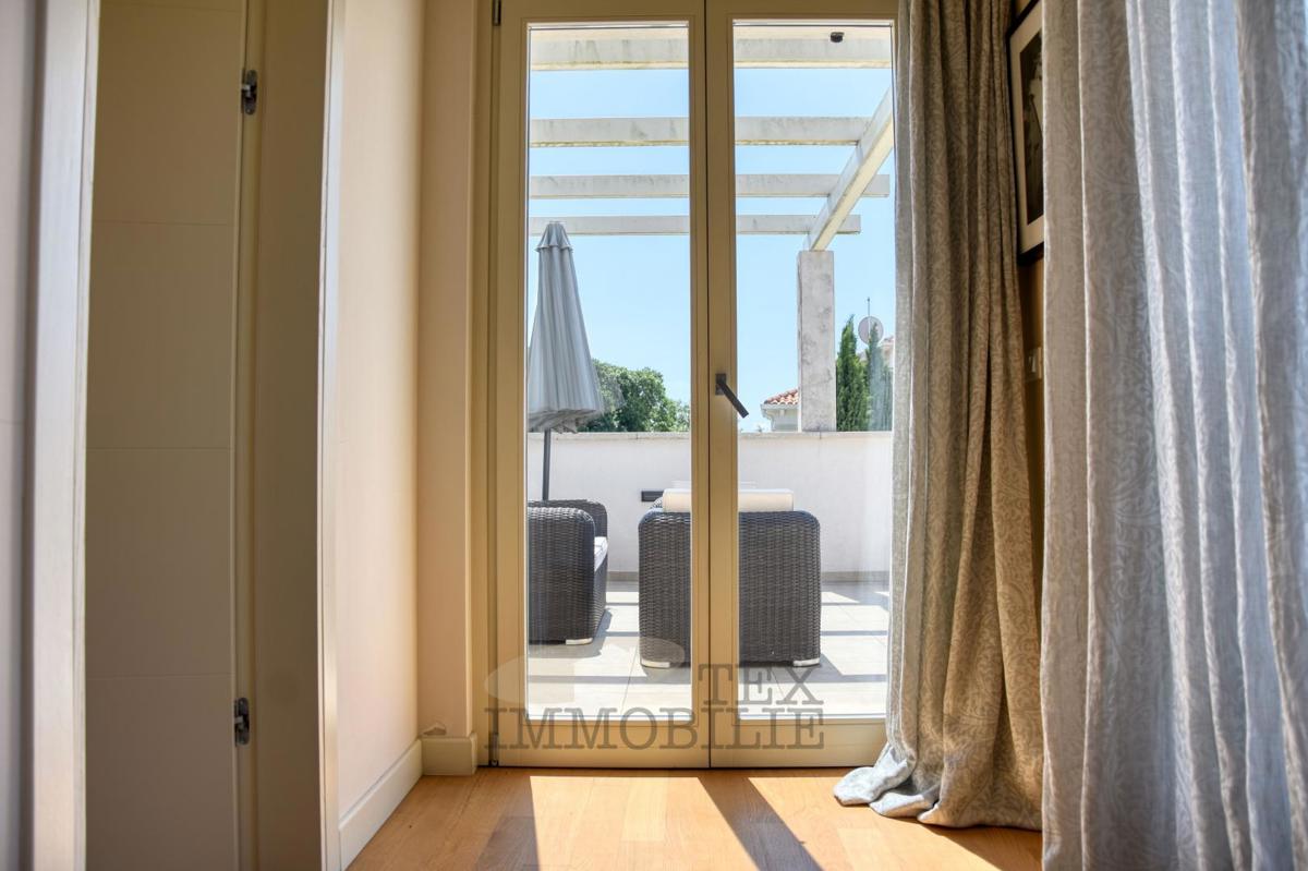Luksuzna vila z bazenom in ločenim apartmajem 1300 m od morja