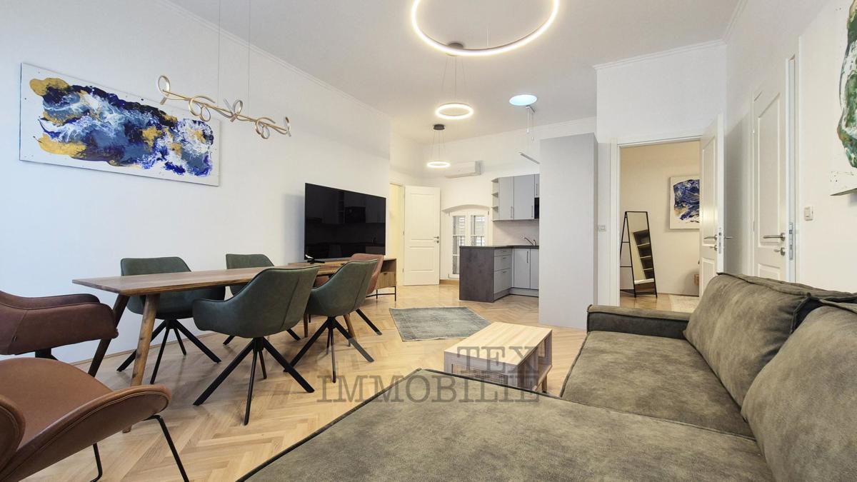 Poreč – Dve Prostorni in Elegantno Urejeni Stanovanji v Srcu Starega Mestnega Jedra