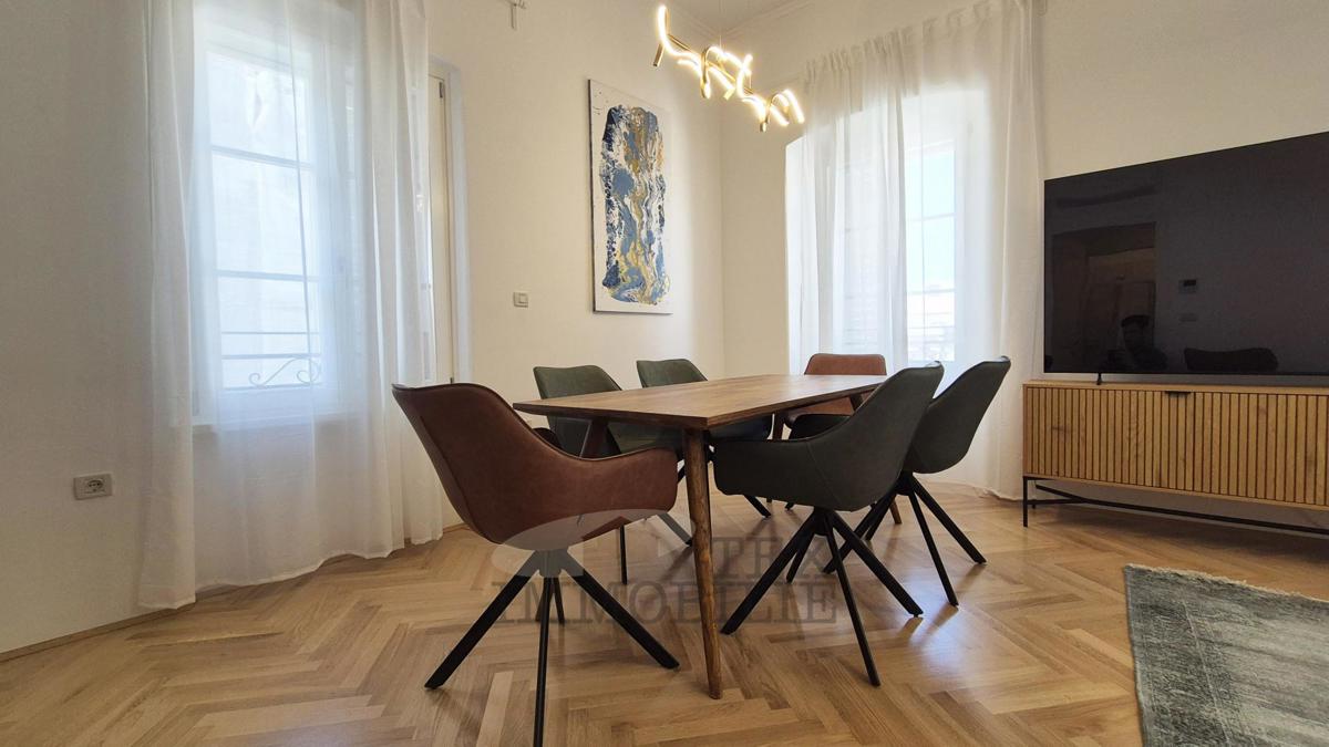 Poreč – Dve Prostorni in Elegantno Urejeni Stanovanji v Srcu Starega Mestnega Jedra