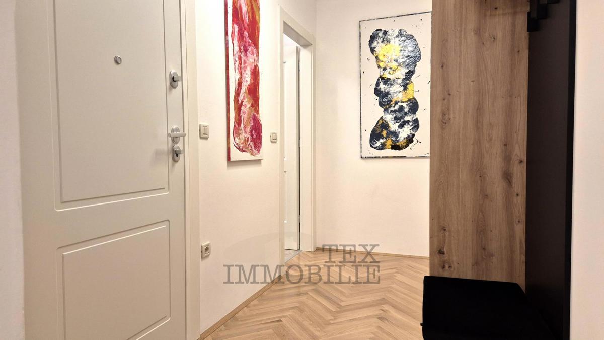 Poreč – Dve Prostorni in Elegantno Urejeni Stanovanji v Srcu Starega Mestnega Jedra