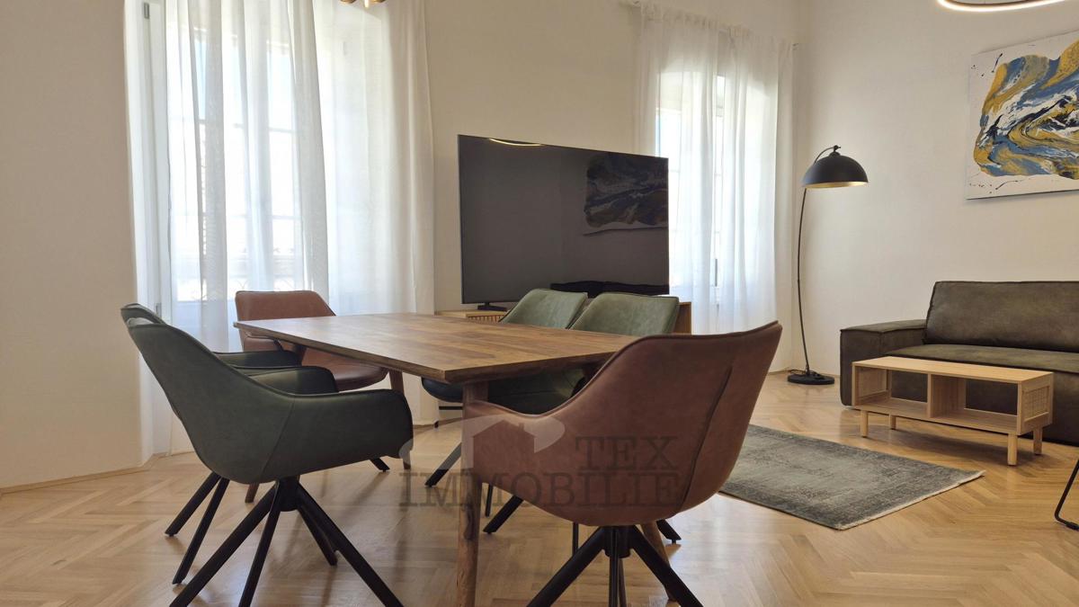 Poreč – Dve Prostorni in Elegantno Urejeni Stanovanji v Srcu Starega Mestnega Jedra