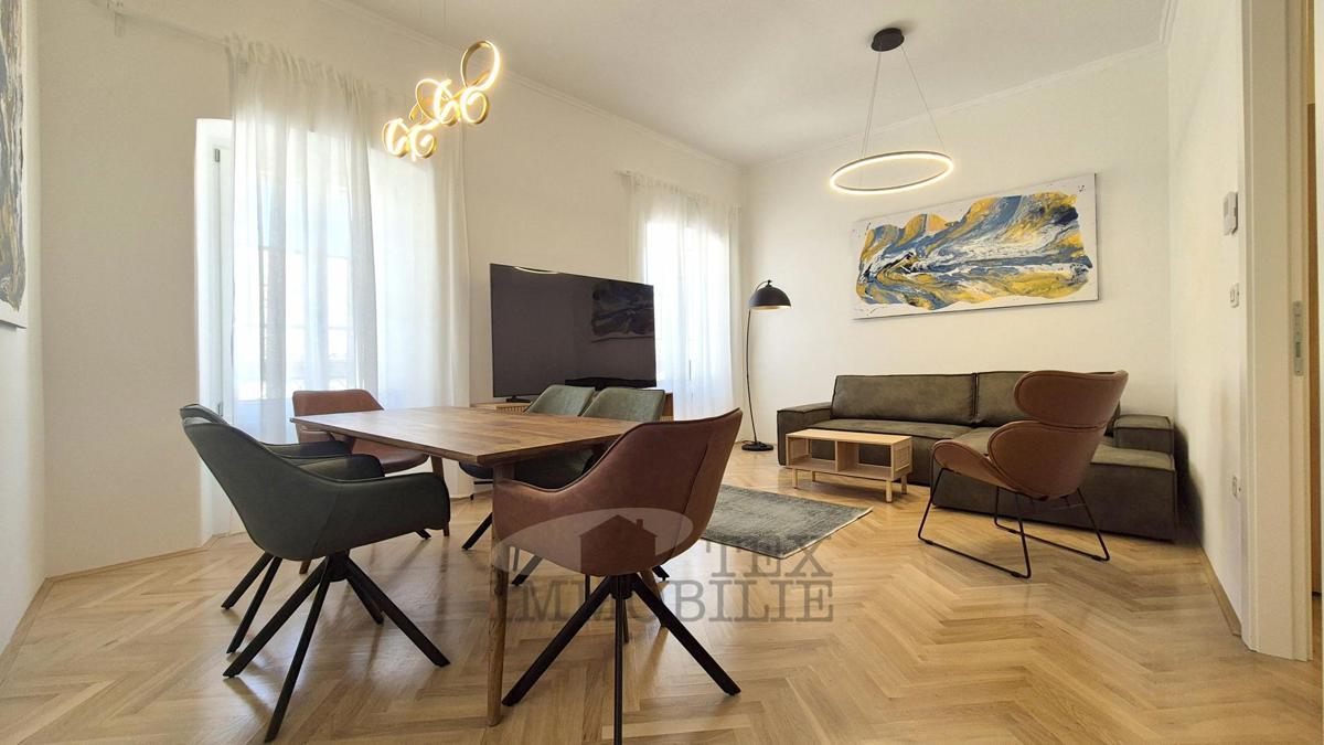 Poreč – Dve Prostorni in Elegantno Urejeni Stanovanji v Srcu Starega Mestnega Jedra